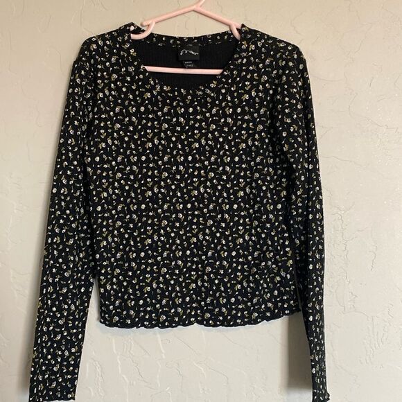 Black long sleeve top with flowers - Picture 1 of 4